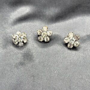 Elegant Silver Crystal Flower brooch